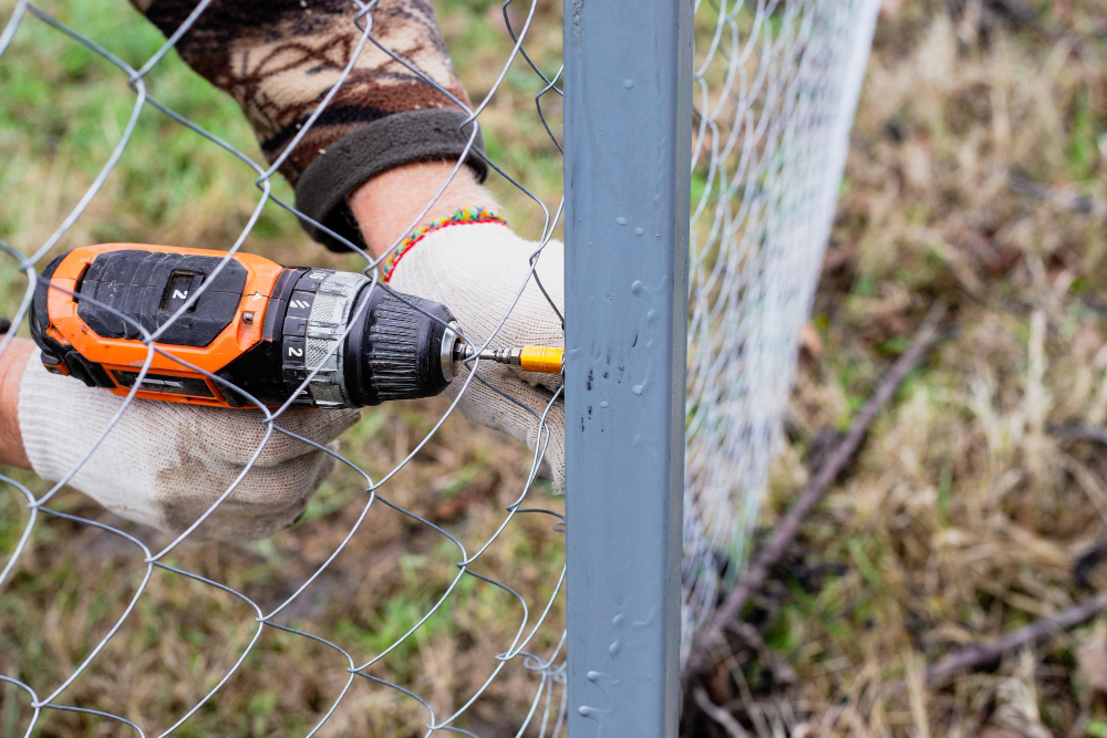 Should You Repair or Replace a Fence?